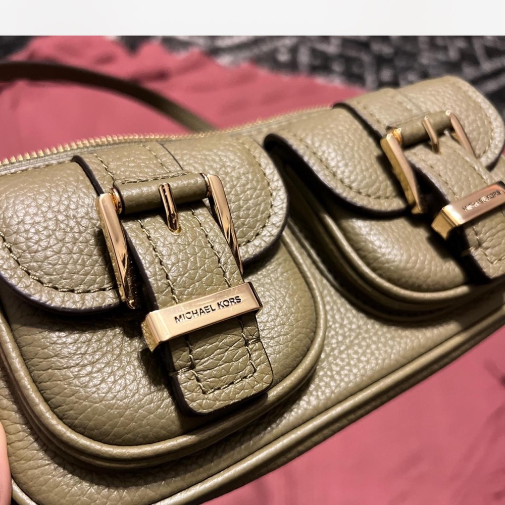 Michael Kors Green Shoulder Bag with Gold Accents - Picture 5 of 6